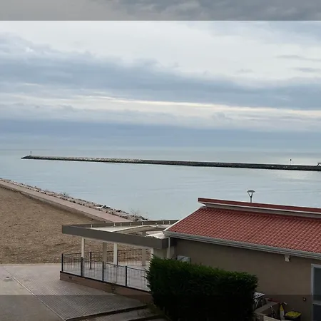 Апартаменты Bellissimo Frontemare Con Terrazza Каорле